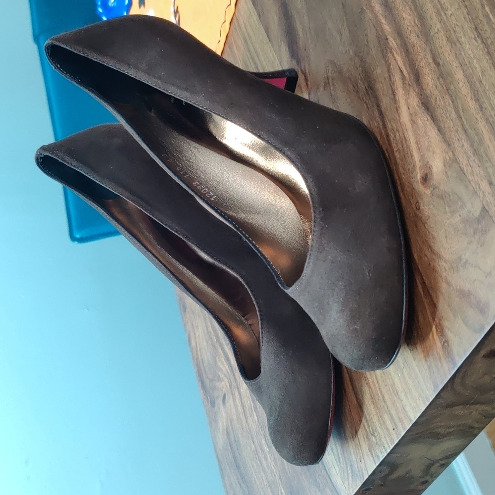 Pair of brown suede 3 1/2" heel 👠 pumps
